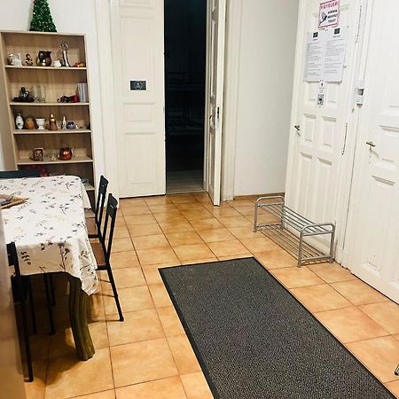 Ejjeli Majom Hostel Budapest Kültér fotó