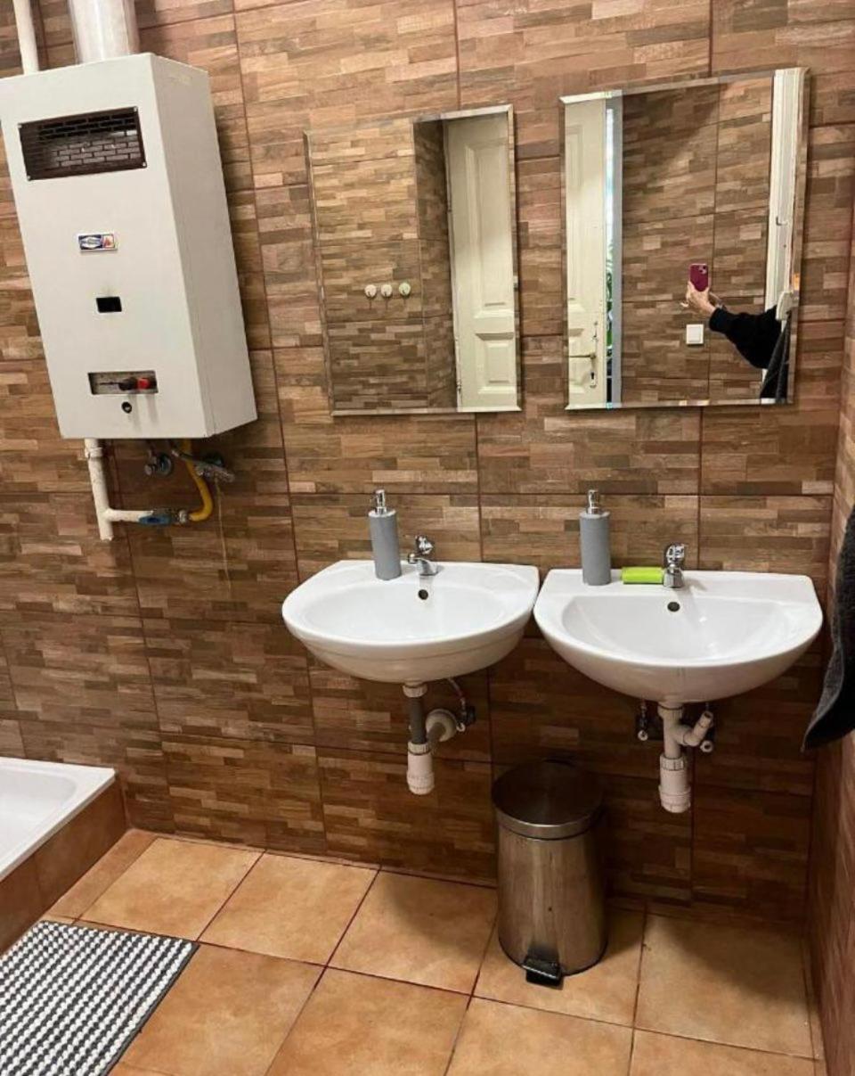 Ejjeli Majom Hostel Budapest Kültér fotó